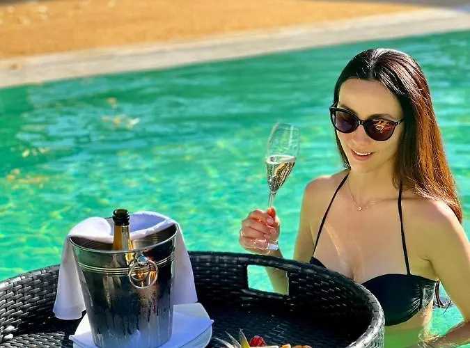 & Готель Кортона